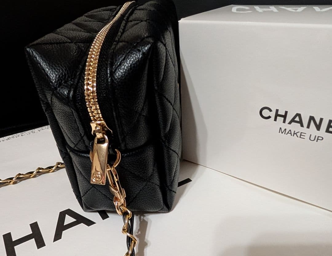 【CHANNEL】ブラックキルティングポーチ チェーンショルダー付き ノベルティ