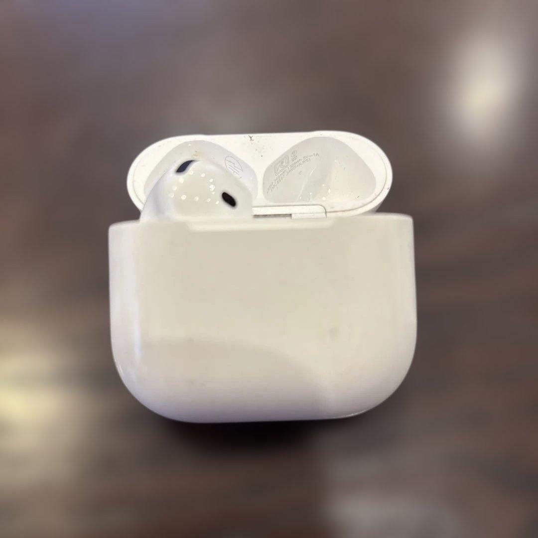 AirPods4本体 ホワイト 充電ケース付き　左耳のみ　片方だけです