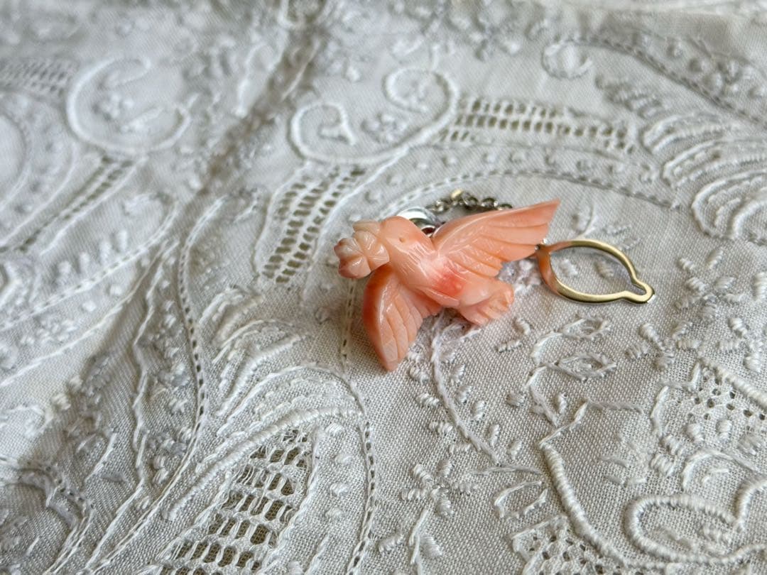 桃珊瑚 幸せのピンクの鳥 ピンブローチ 四葉のクローバー 小鳥 ブローチ