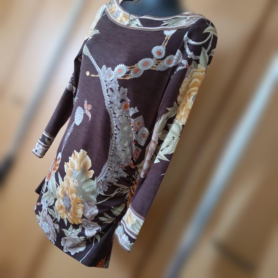 ロゴが入ったレオナールカットソー