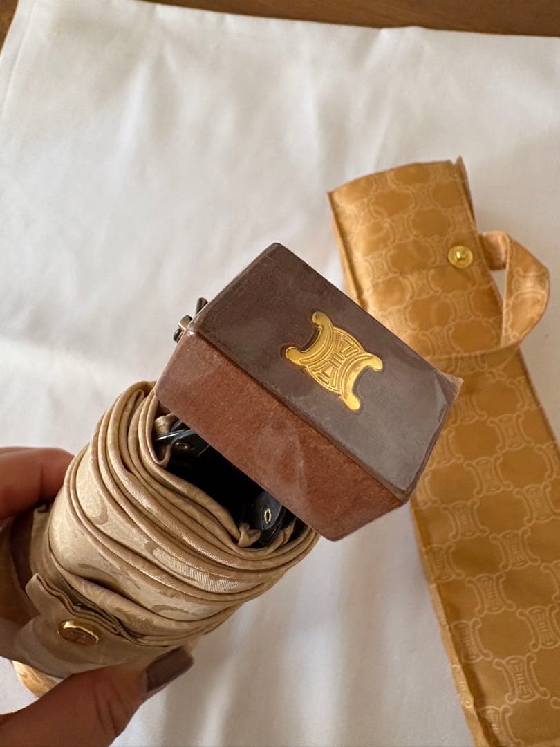 セリーヌ 折りたたみ傘 ベージュとブラウン デザイン