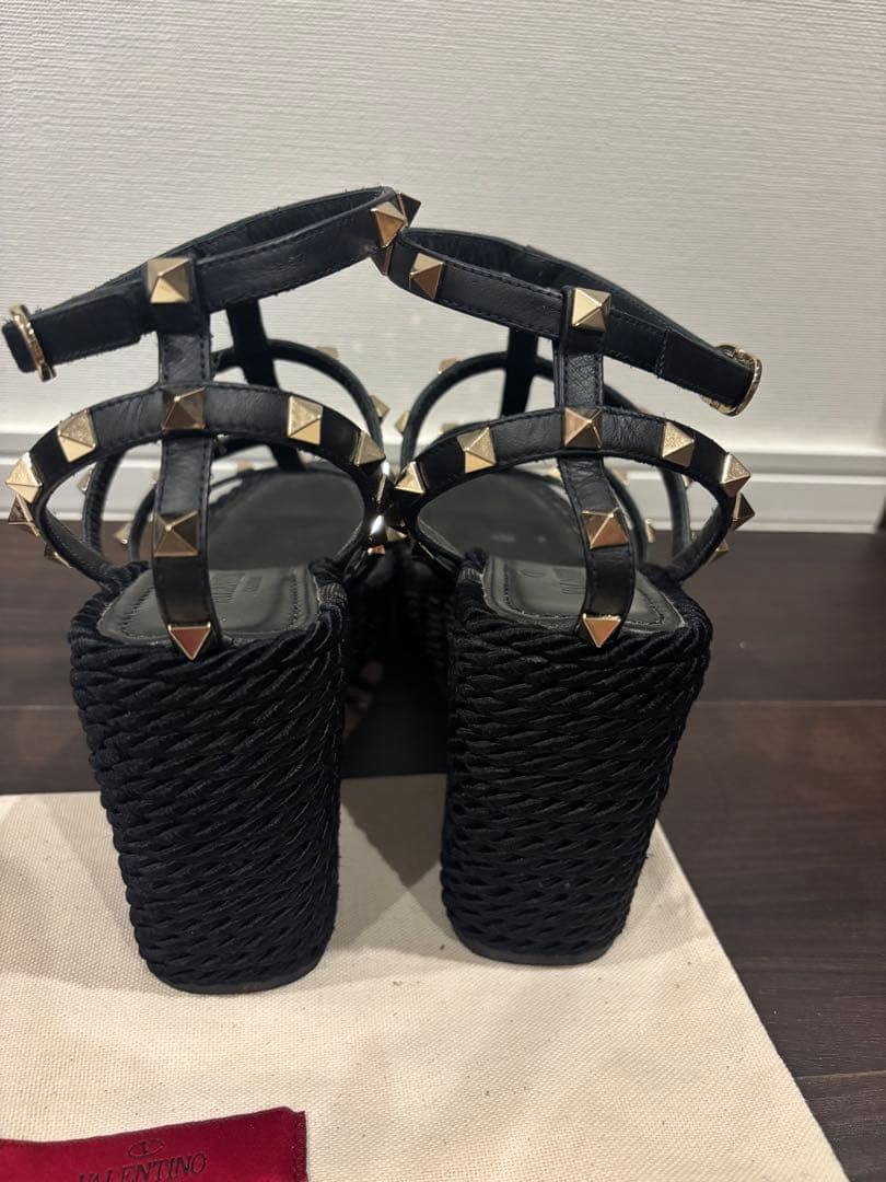美品VALENTINO ロックスタッズカーフスキンストラップウェッジサンダル