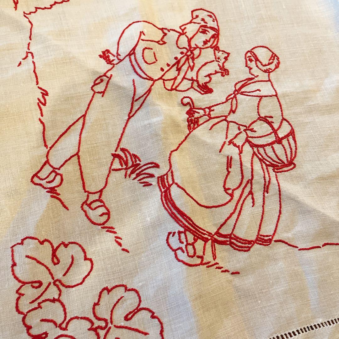 赤い刺繍が可愛いテーブルクロス