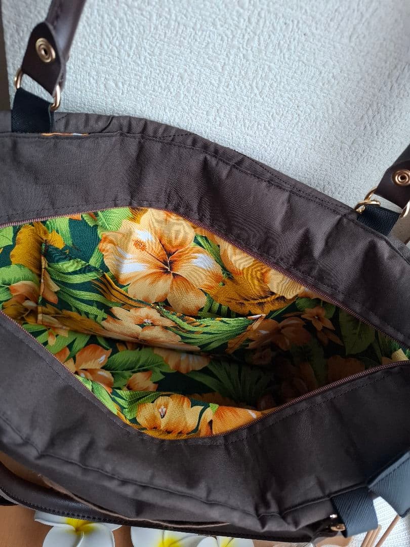 ハワイアンキルトバッグ　2WAY バス　横長　革タグチャーム付　ファスナーバッグ