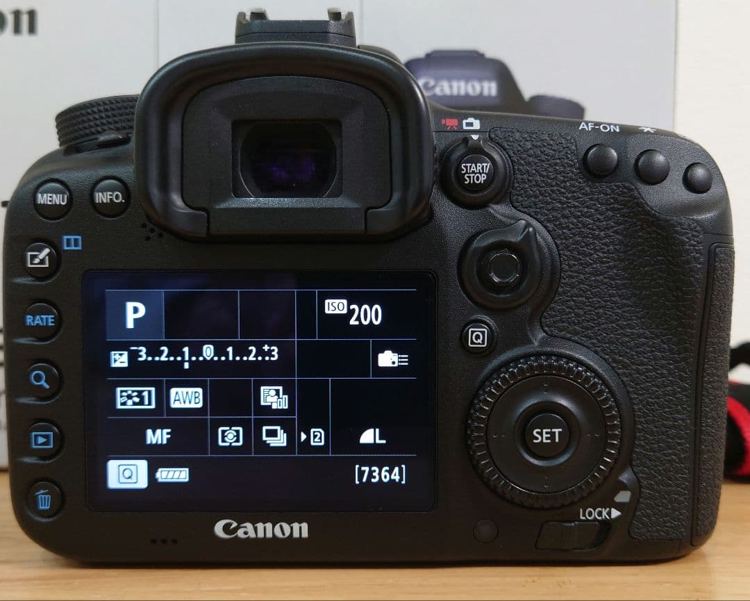 ［値下］Canon EOS 7D Mark II ボディ バッテリーグリップ付