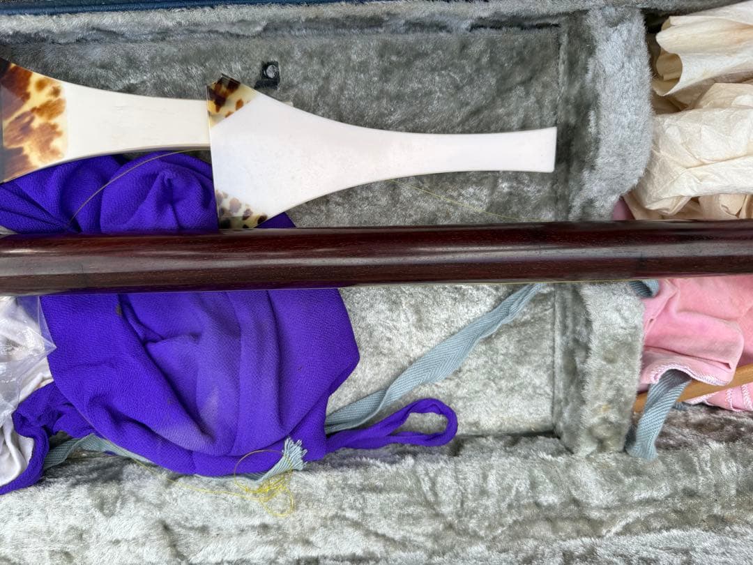 津軽？三味線 棹 太さ 約3cm赤と白のボディ ケース、べっ甲バチ付き付き