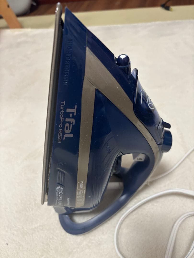 新品　試用のみ　T-fal FV6825 アイロン 1400W DURILIUM