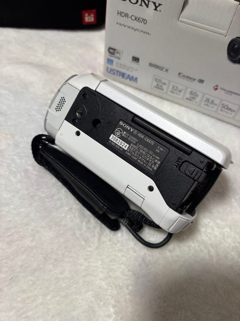 ソニーSONY HDR-CX670 ビデオカメラ　白　バッテリー×2 三脚付