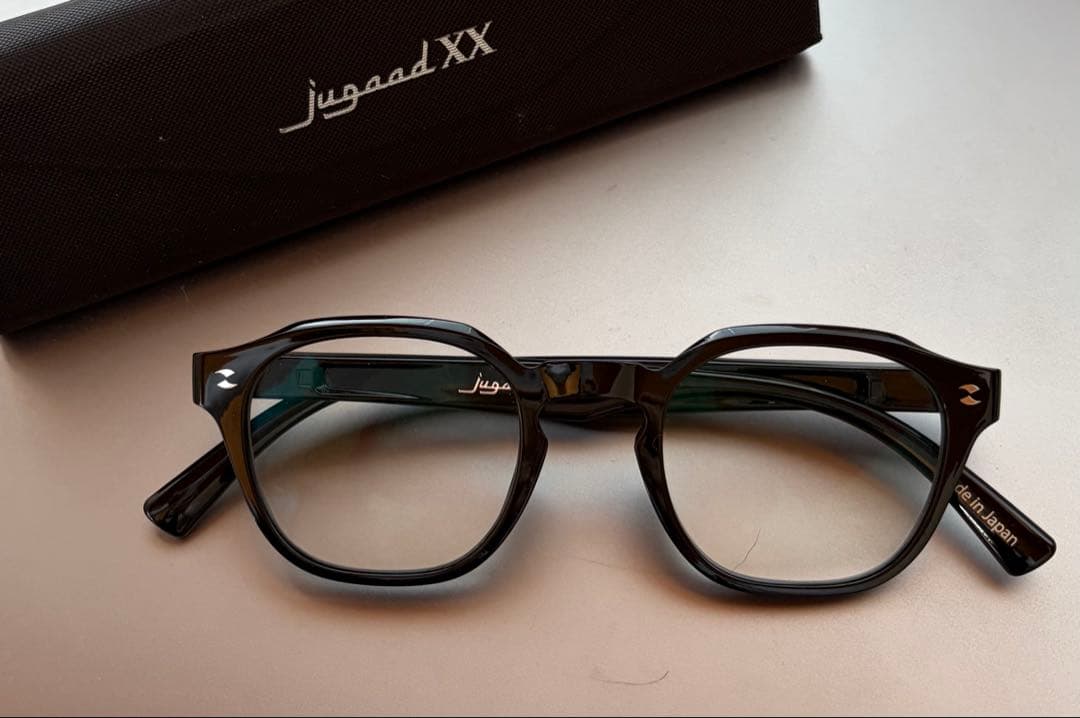 『jugaad XX』のMatira Black / 調光Grey