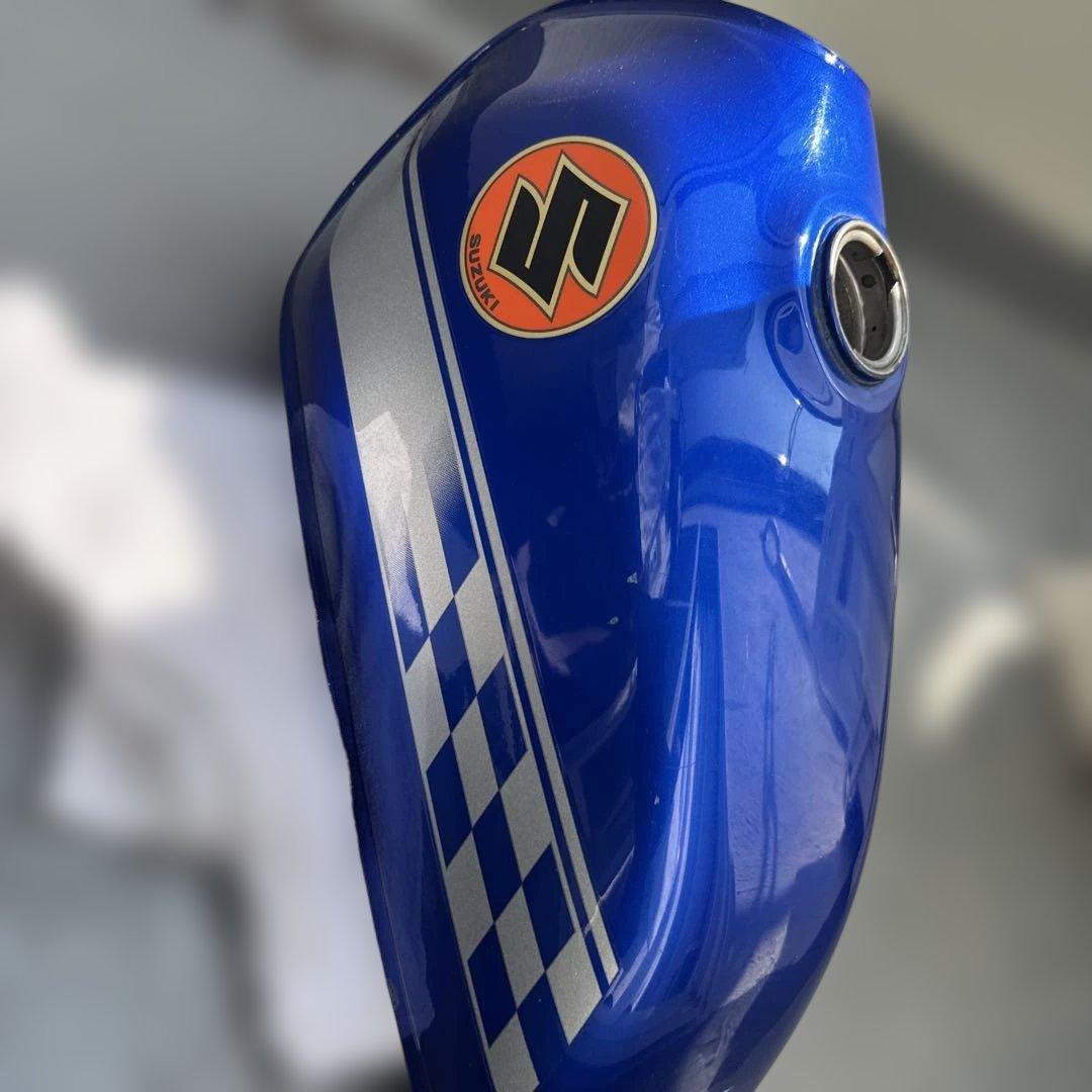 グラストラッカービックボーイスズキ 青 タンク チェッカーフラッグ