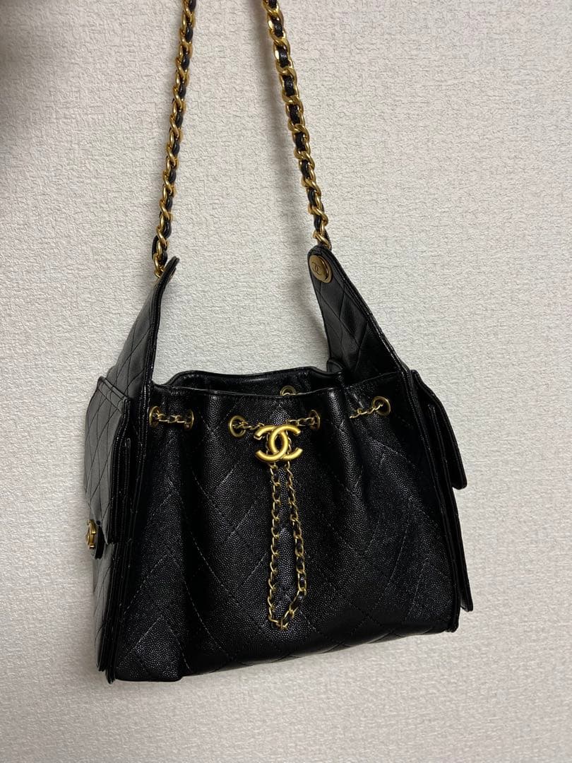 ブラックのキルティングレザー製、ゴールドチェーンのショルダーバッグ。