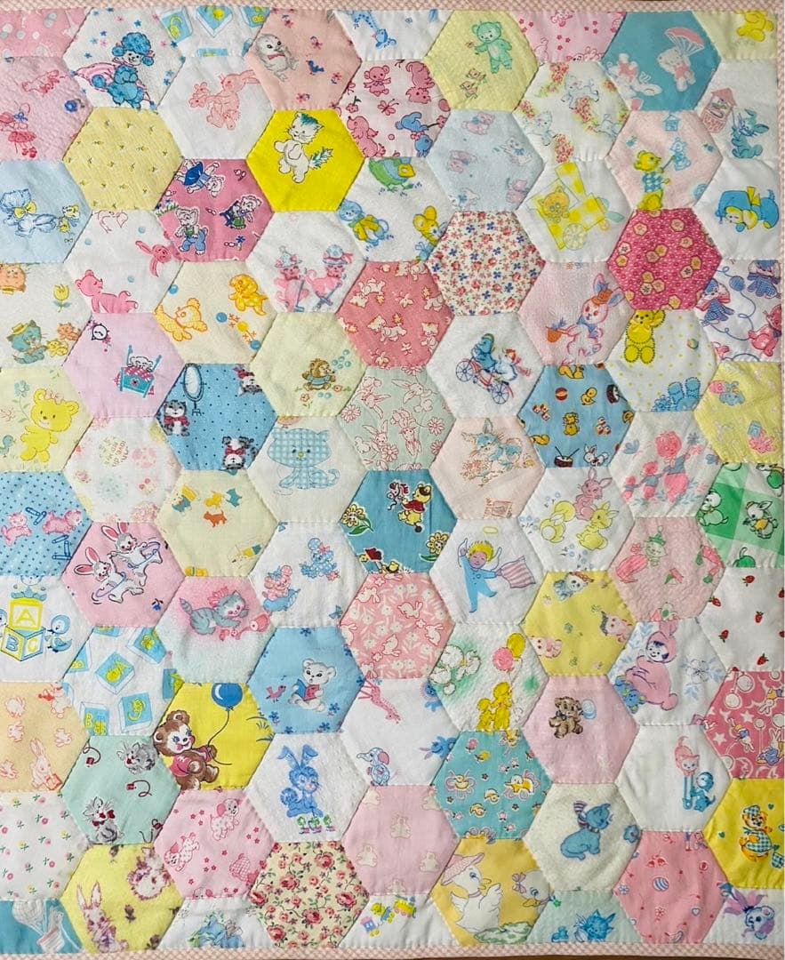 パッチワークキルト　可愛い動物たちのビンテージのキルト