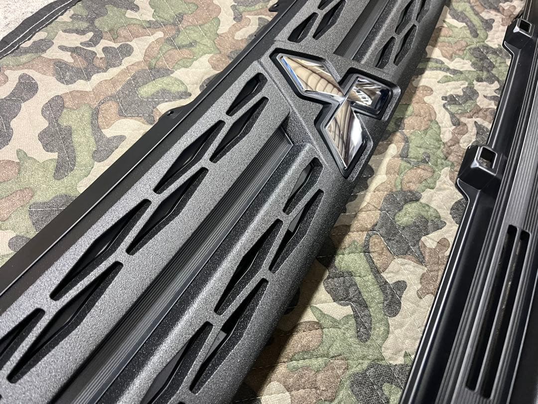 かあず新型デリカD5 後期　フロントグリル フォグベゼル　ラプター塗装