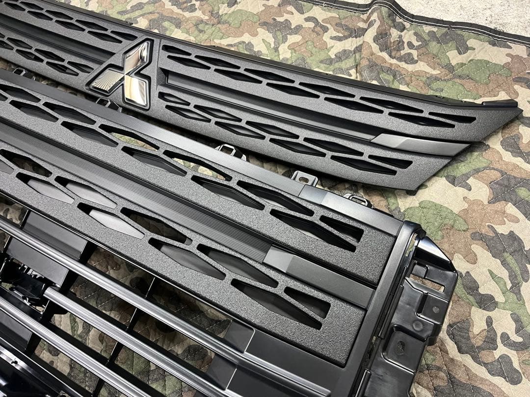 かあず新型デリカD5 後期　フロントグリル フォグベゼル　ラプター塗装