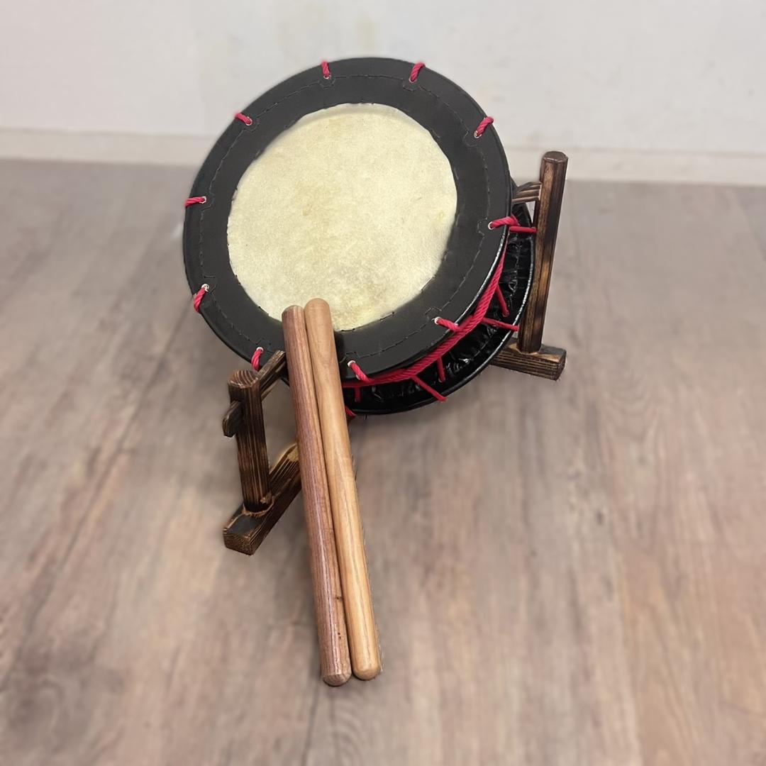 フォロー割【新品】【蔵出し】締め太鼓 牛革 和太鼓 バチ付 台付 入門用