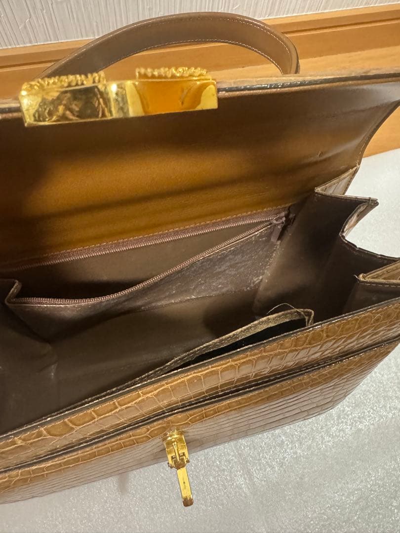 クロコダイル型押しデザインのハンドバッグ