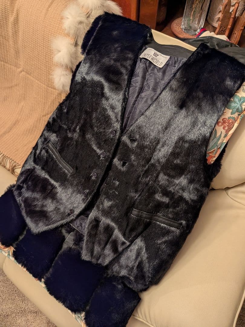伊達の極み 極上シールスキン毛皮ベスト　ゴマフアザラシ　艶ブラック