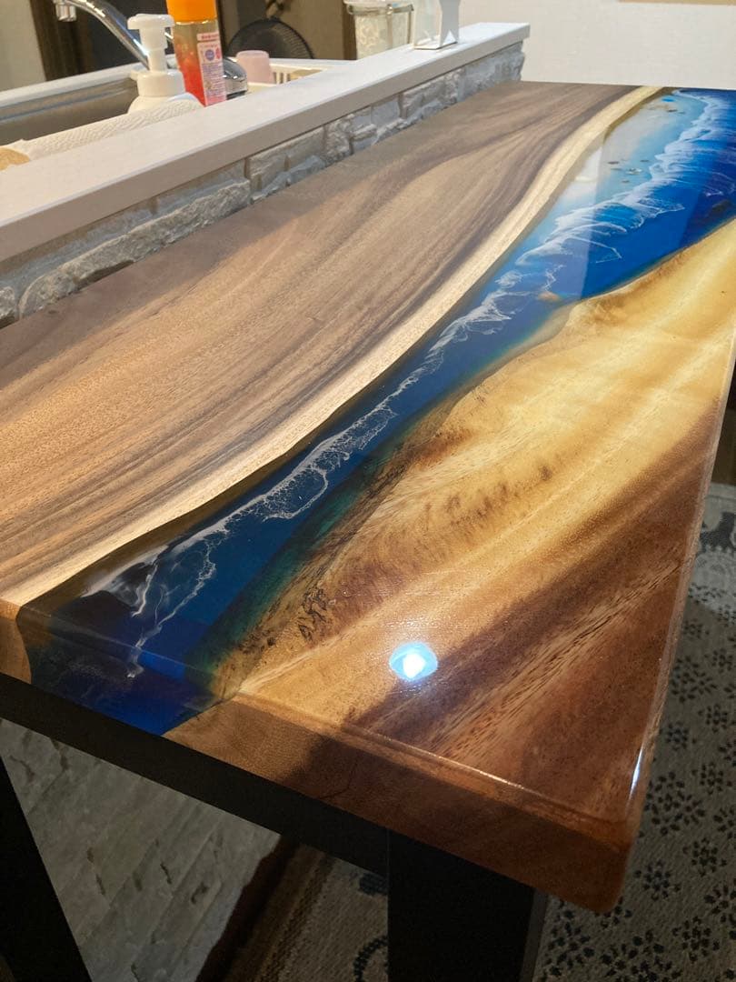 ダイニングテーブル　カウンターテーブル　レジンテーブル　キッチン　椅子