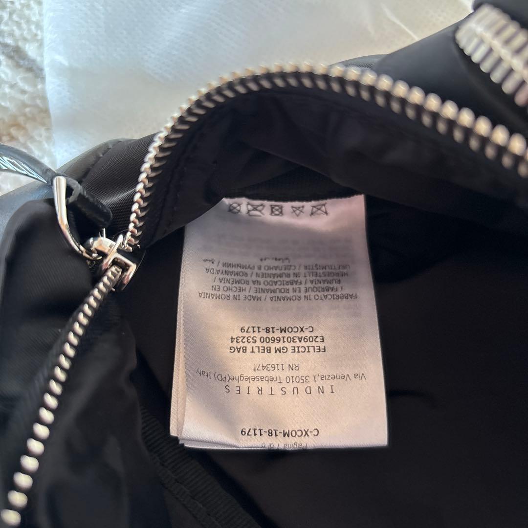 MONCLER ブラック ボディバッグ