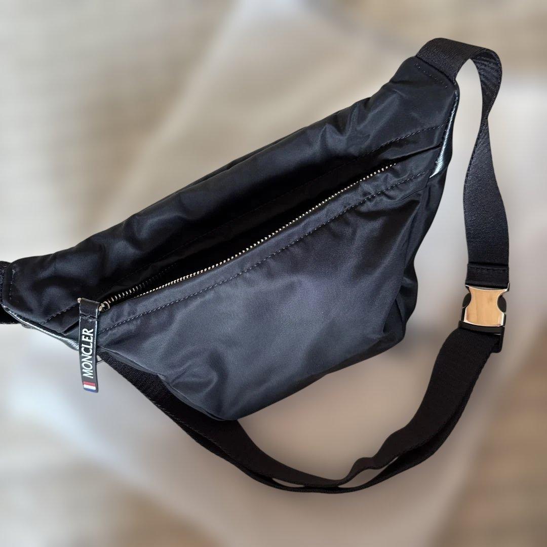 MONCLER ブラック ボディバッグ