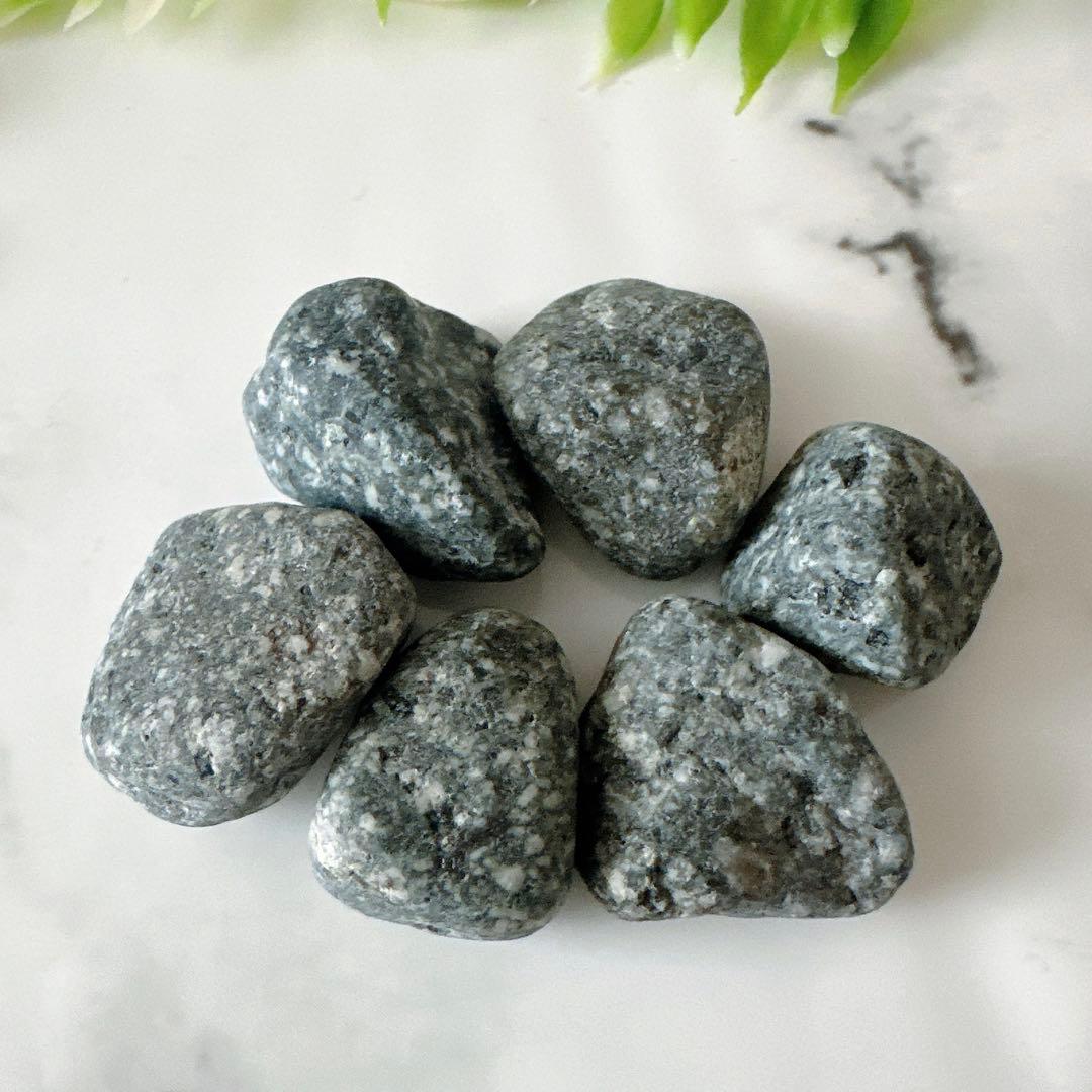 【自然の丸み 遠野霊石】 にぎり石6個｜6つそろって生まれるコロコロ波動
