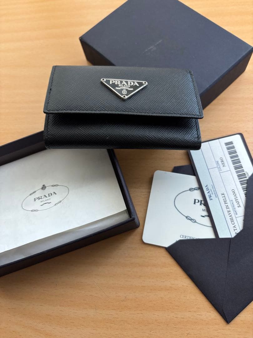 ひ*。様 プラダPRADA サフィアーノレザー NERO黒ブラック6連キーケース