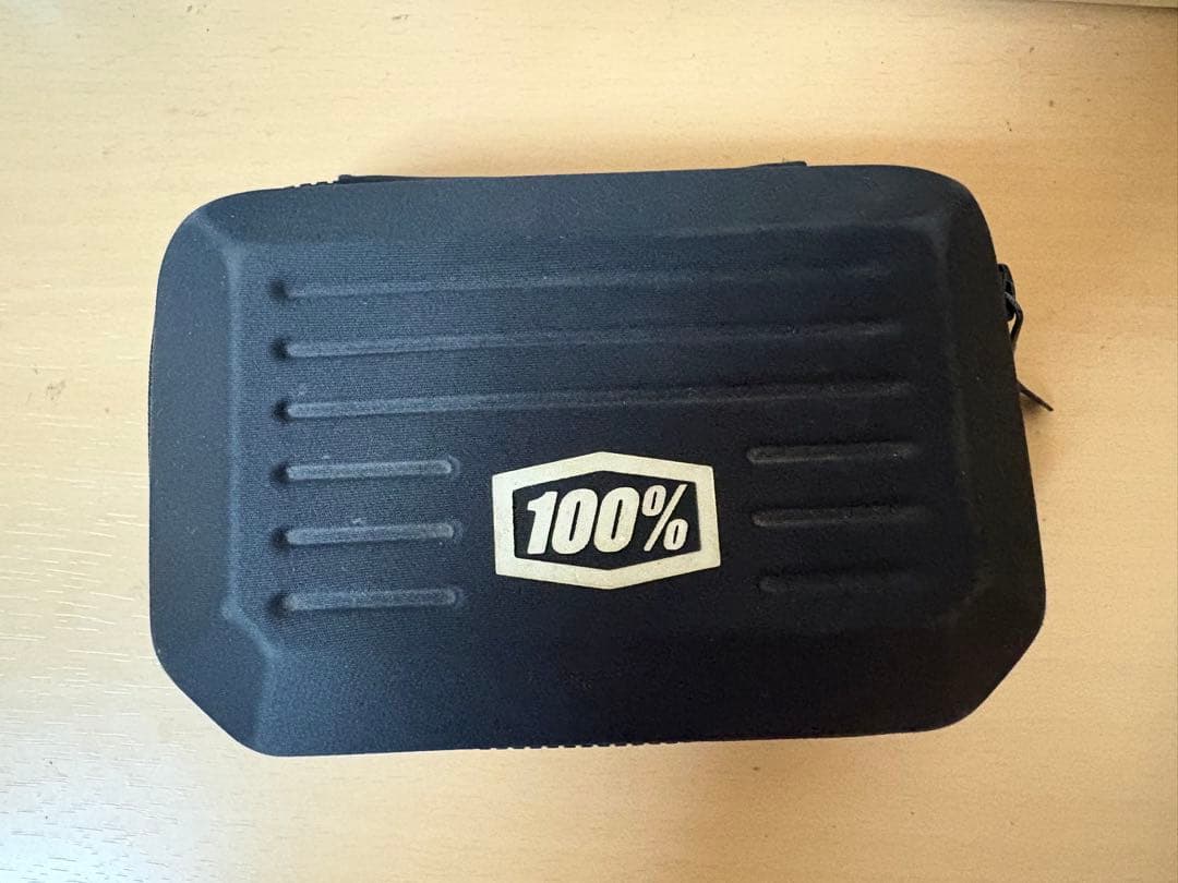 100% フレームレス サングラス 紫と青