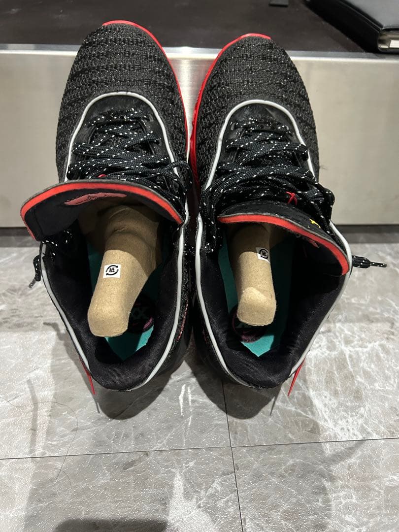 レブロン20バスケットボールシューズ 黒/赤 ニット素材