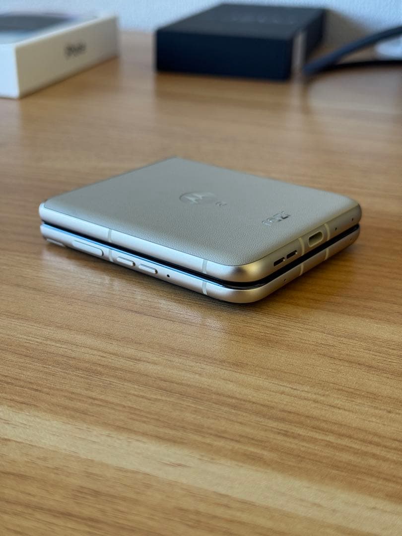 Motorola razr 50 512GB サンドクリーム ケース付き