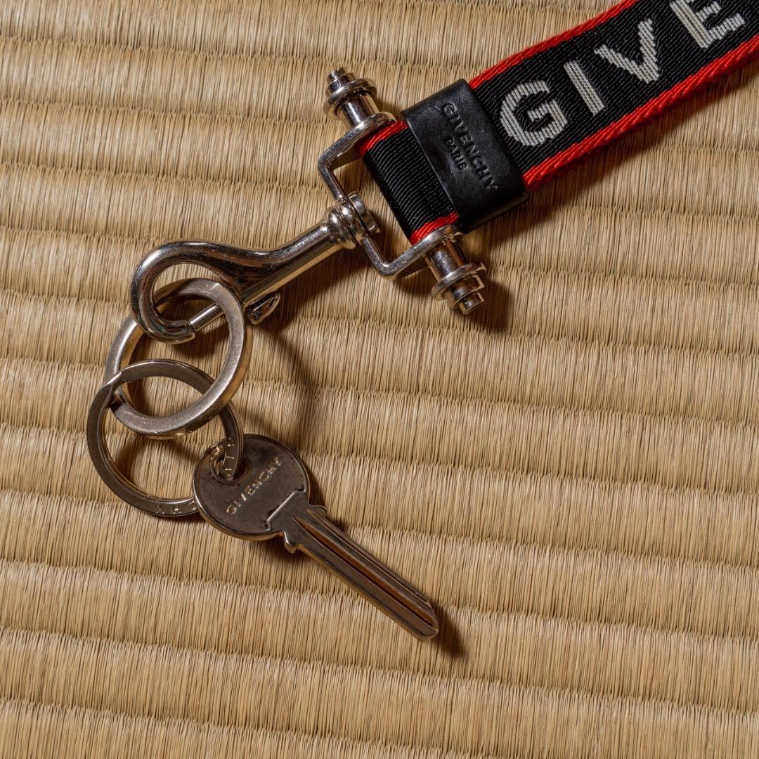 GIVENCHY ロゴ入りキーホルダー
