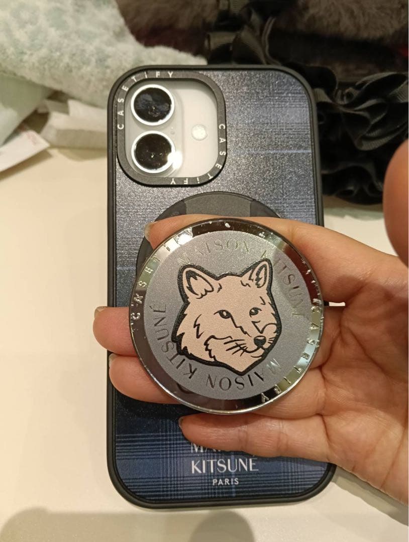 iPhone17限定ver. メゾンキツネCASETiFYのケース(グリップ付き
