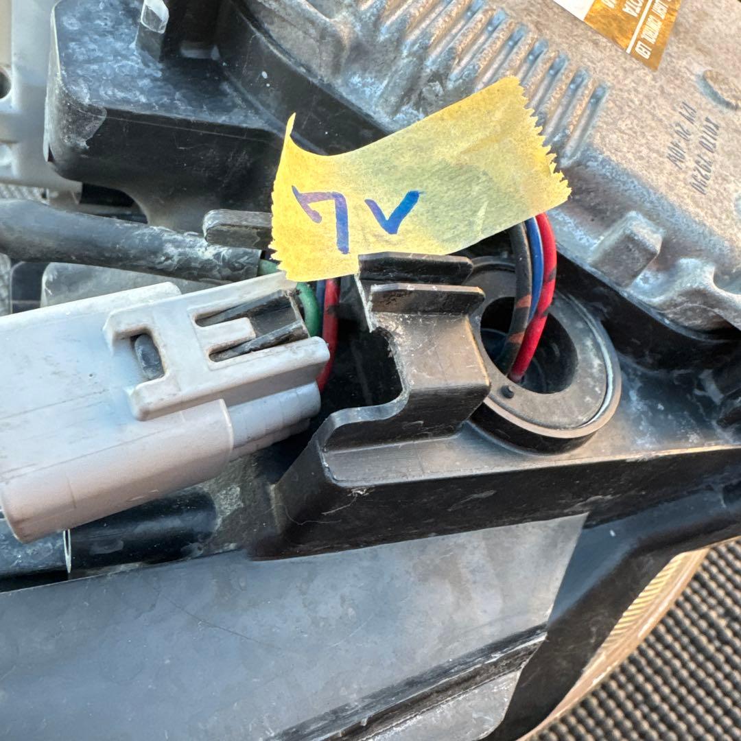 トヨタ　プリウス　30 前期　LED ヘッドライト　ヘッドランプ左右セット中古品