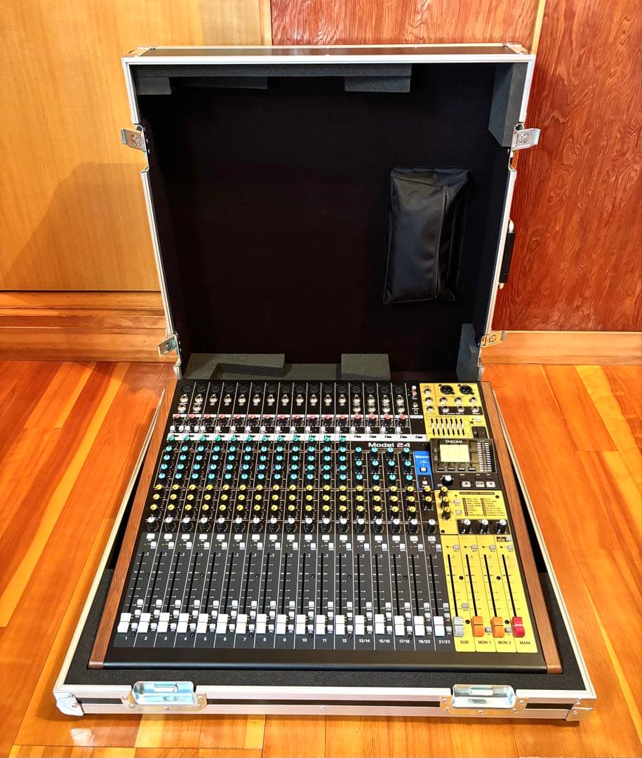 【未使用品】TASCAM ミキサー Model24 特注ハードケース付