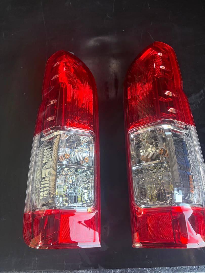 ハイエース純正テールランプ