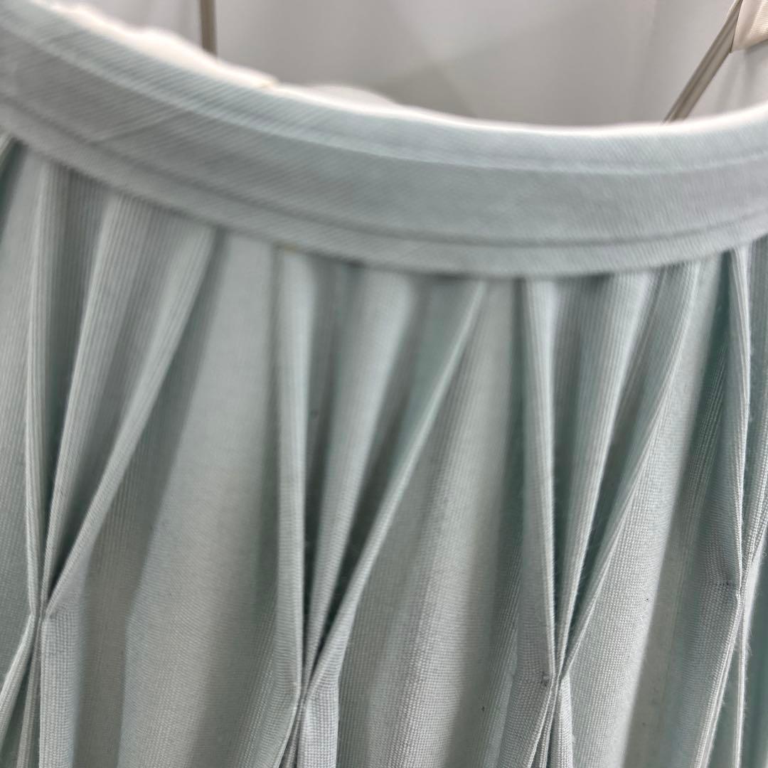 ローラアシュレイのプリーツシェード付きテーブルランプ