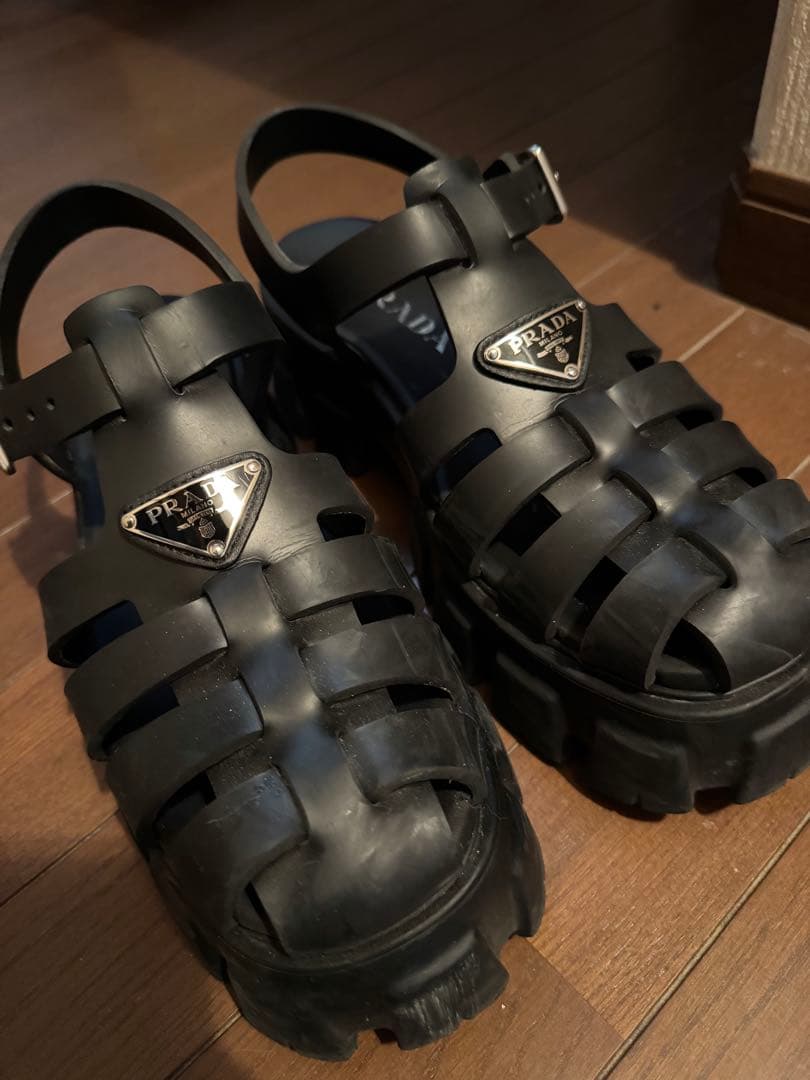 舞　PRADA モノリス　サンダル