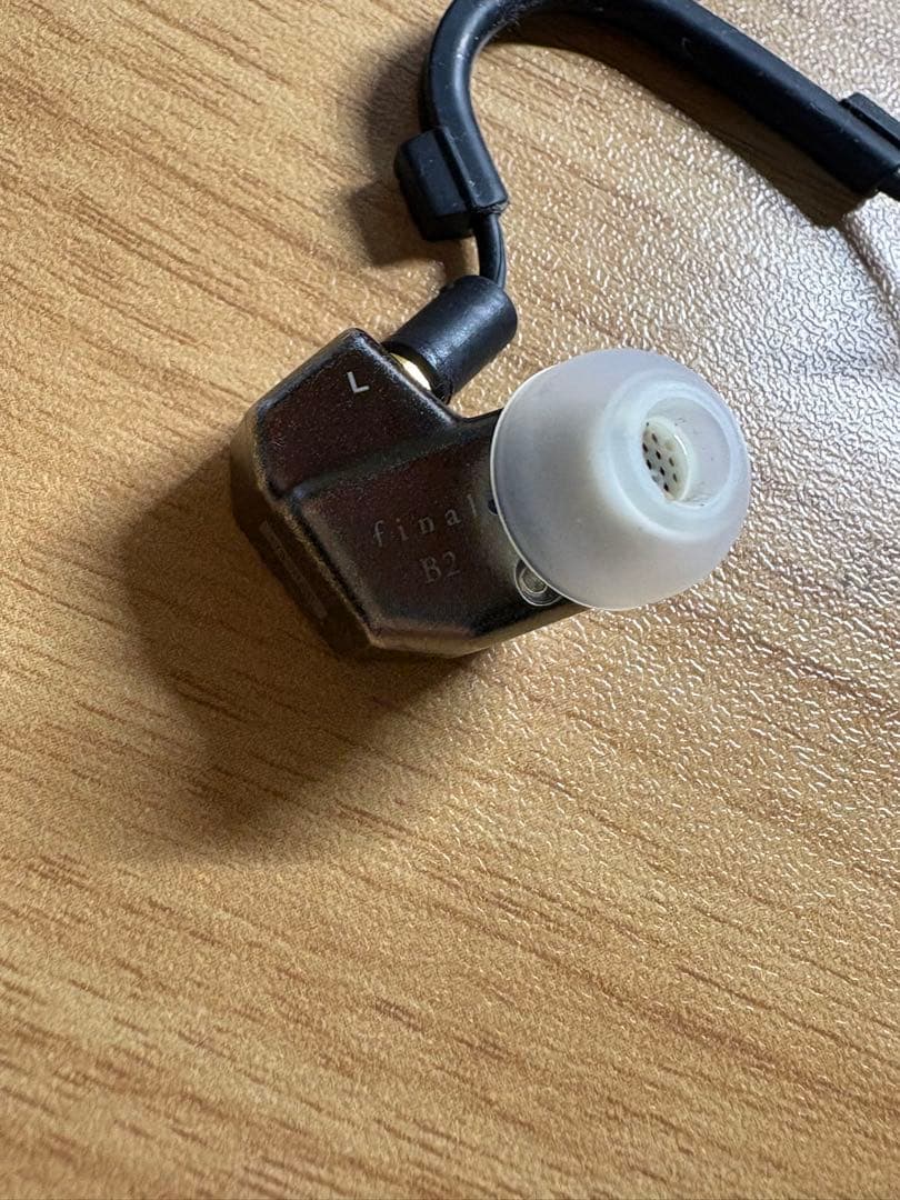 final B2 有線イヤホン