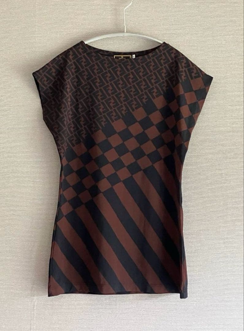美品【FENDI】42サイズ・茶色・半袖・トップス