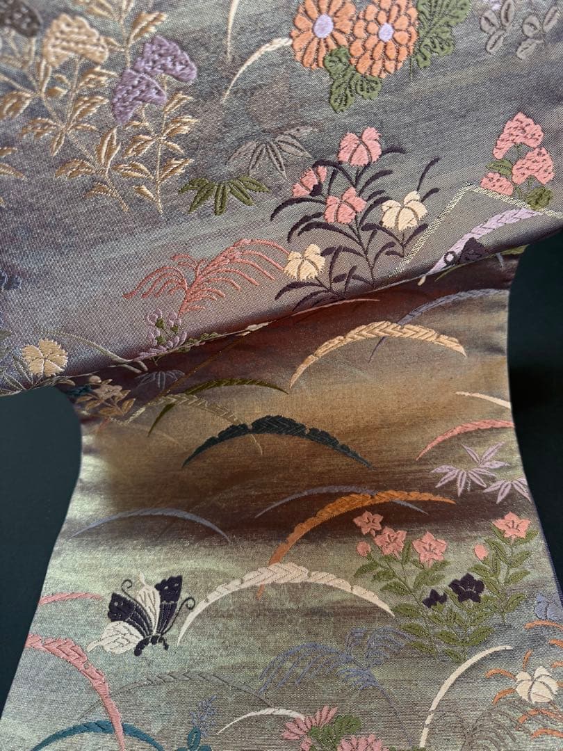 【極美品】西陣老舗機元「加藤善織物」能衣唐織刺繍「泥金箔」露芝模様 蝶々