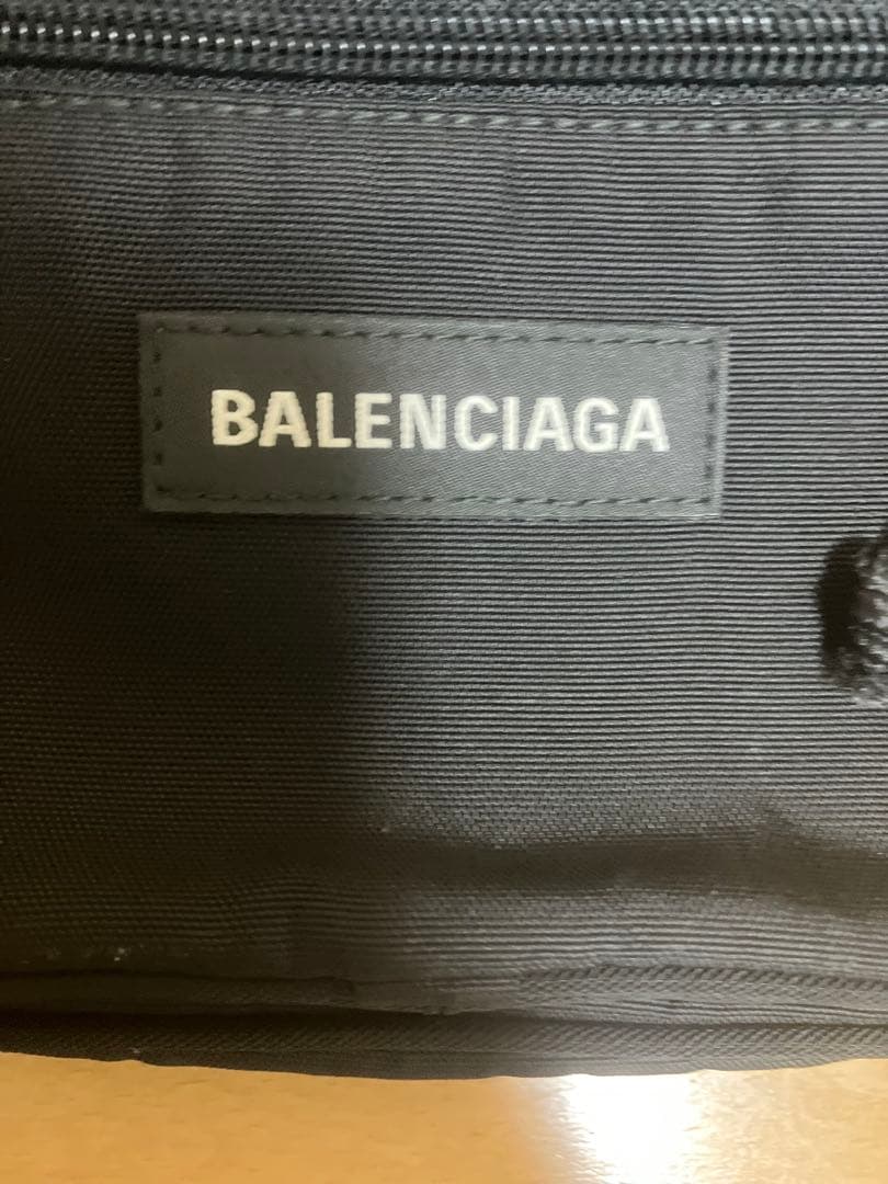 バレンシアガ　エクスプローラ　ボディバッグ