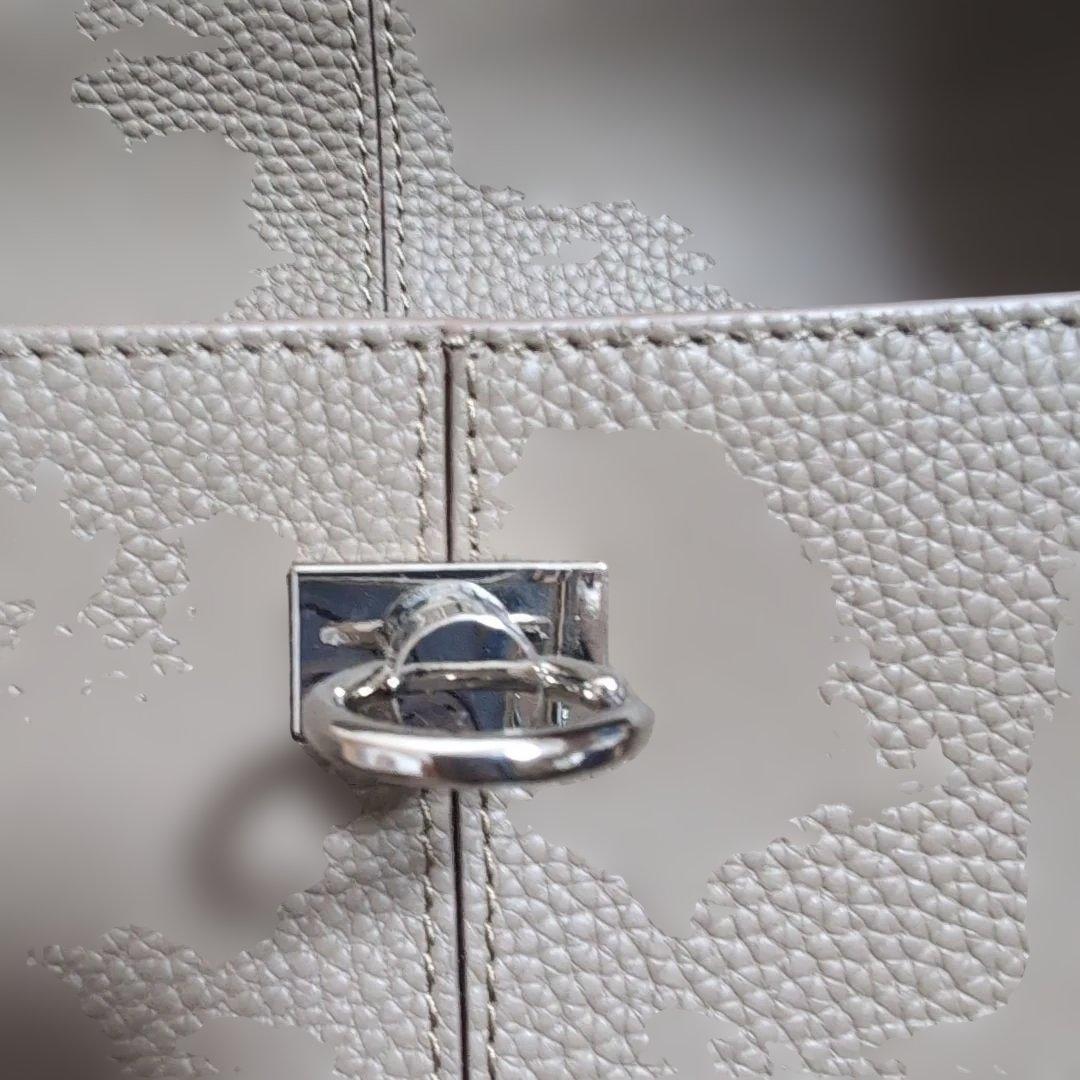 カフネ　グレージュのバッグ