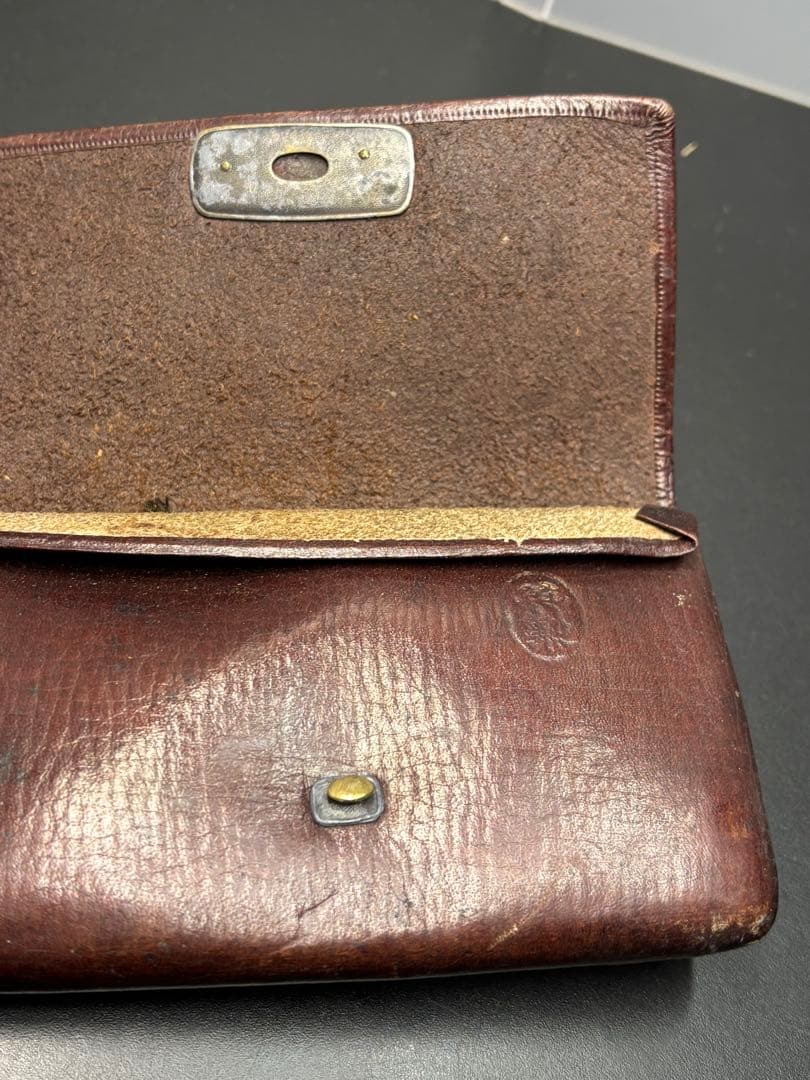 骨董品 煙草入れ 提げ物 勾玉 木製磨出 時代物 アンティーク 革製 英勲刻印