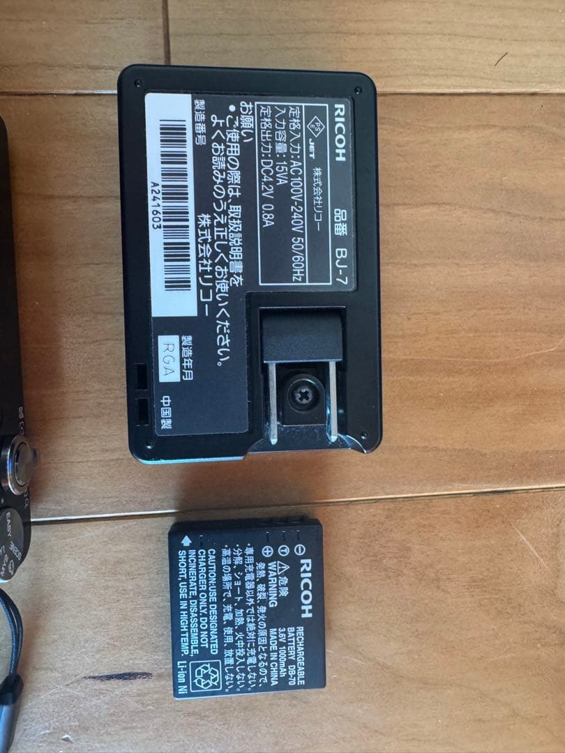 RICOH R10 デジタルカメラ 本体と充電器付き
