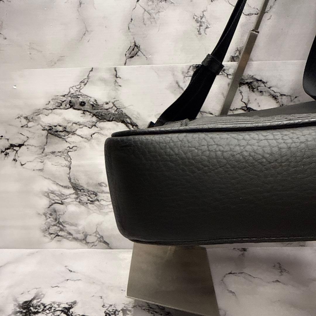 (極美品)大人気、アルマーニ、ショルダーバッグ、レザー、シボ革、人気色、黒、高級