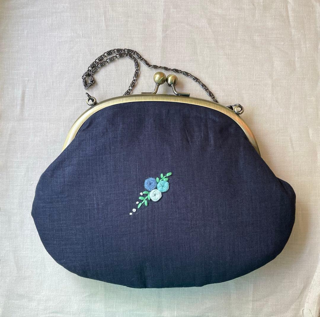 刺繍がま口ポーチバッグ　青色のローズ　ハンドメイド