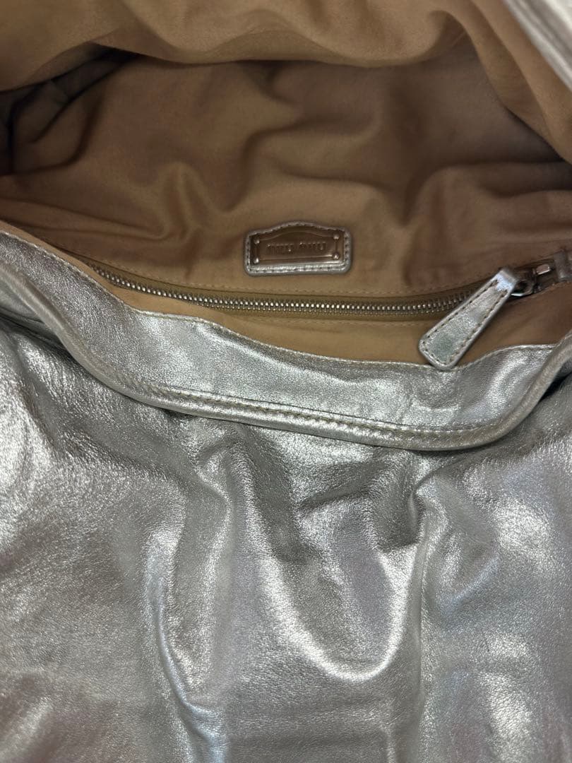 ミュウミュウ　シルバー プリーツデザイン バッグ