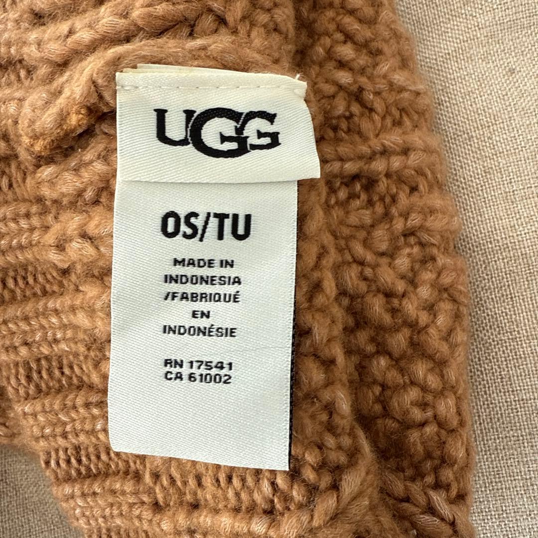 nm　UGG ベージュ ポンポン付きニット帽 OS/TU