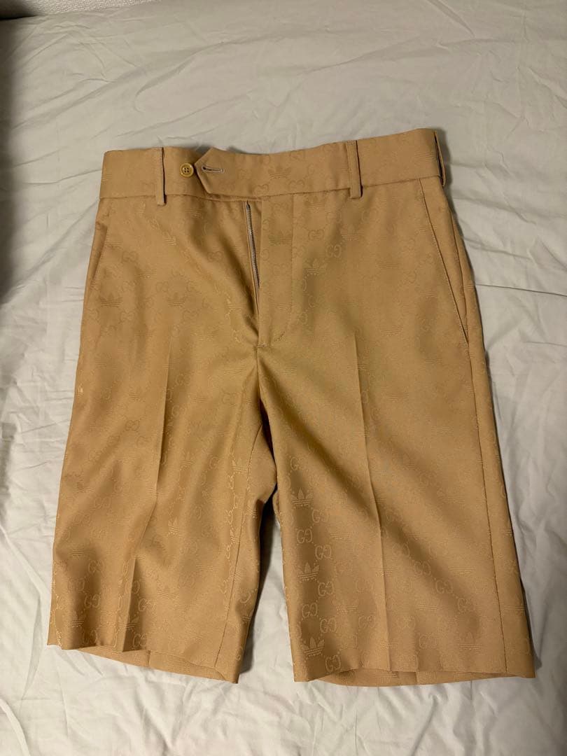 GUCCI×adidas ベージュ ロゴ入り ハーフパンツ