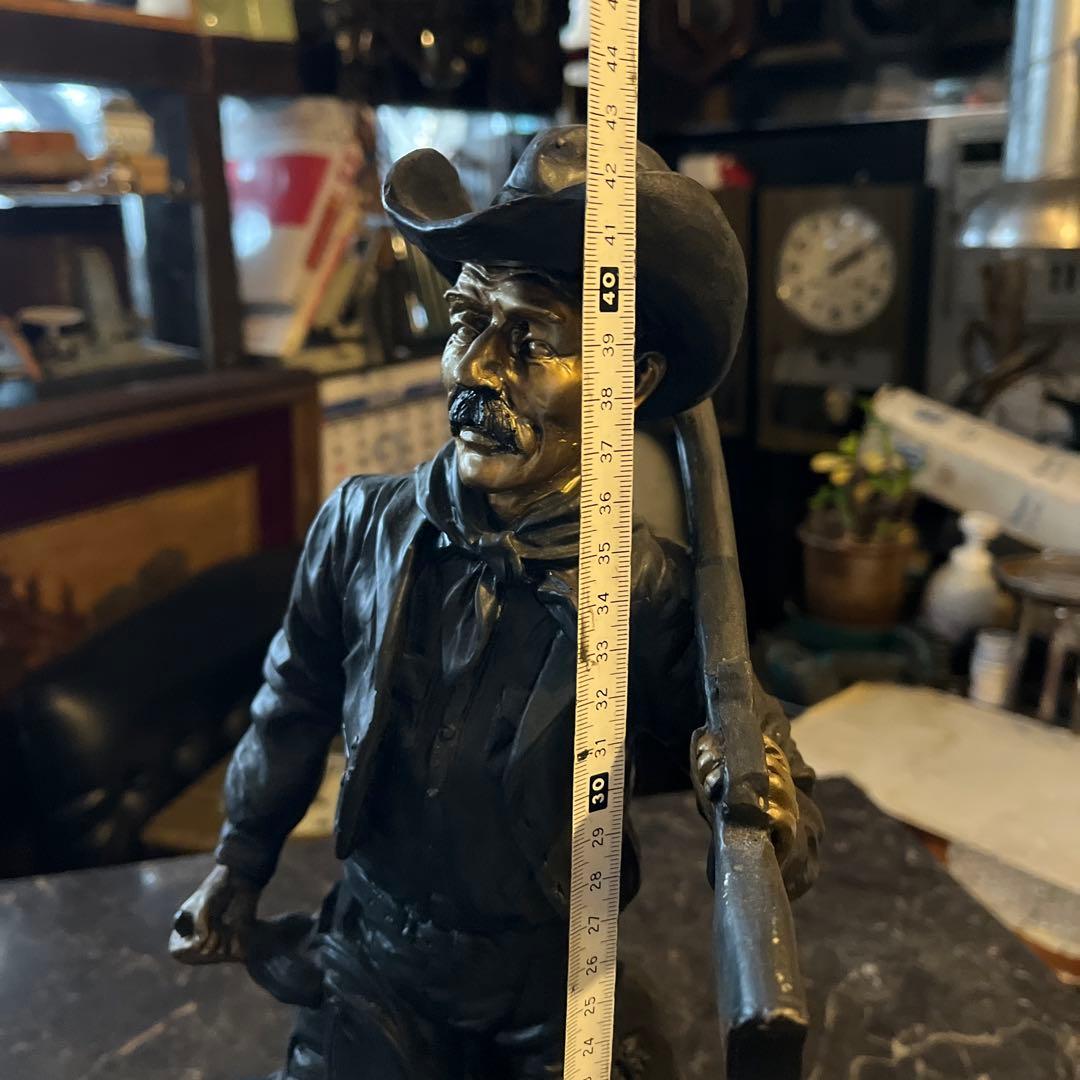 クーマンで スターチュー像 ブロンズ風 鞍とライフル銃を持ったカウボーイ