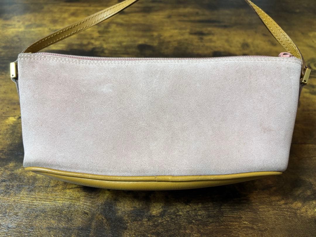 GUCCI ピンク スエード アクセサリーポーチ